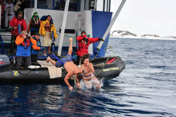 Sem muito estilo, Lochi e Anne caem nas águas polares de  Brown Bluff, na Antártida (foto de Vladimir Seliverstov)